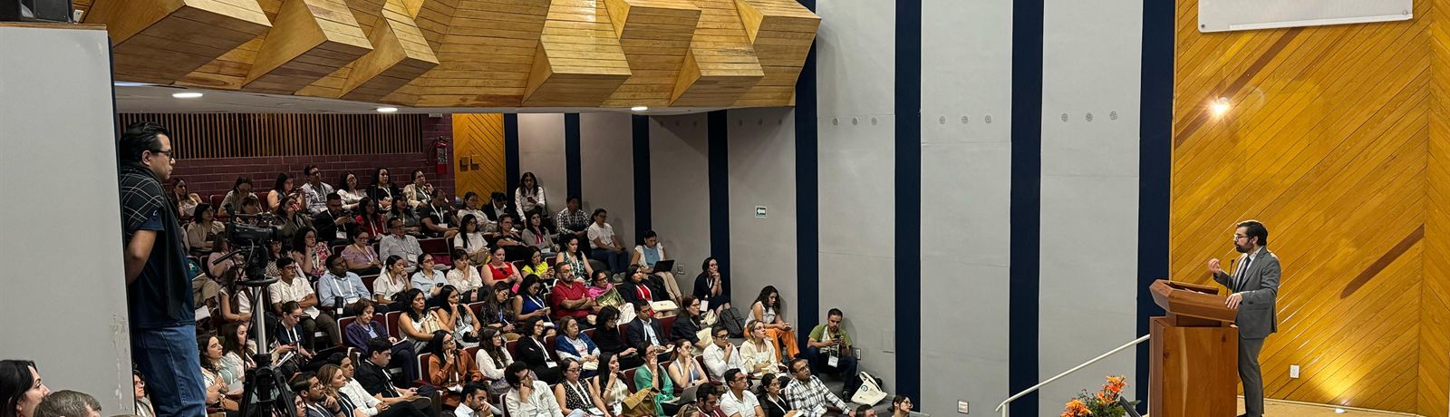Sesión plenaria en el auditorio del INSP